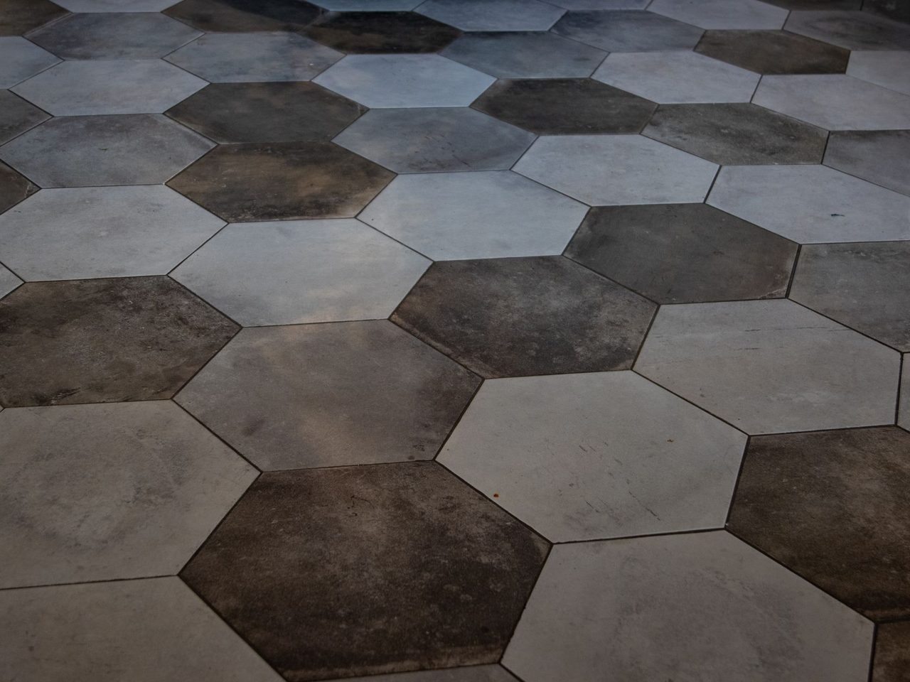 Hexagonal floor tiles in mixed gray tones